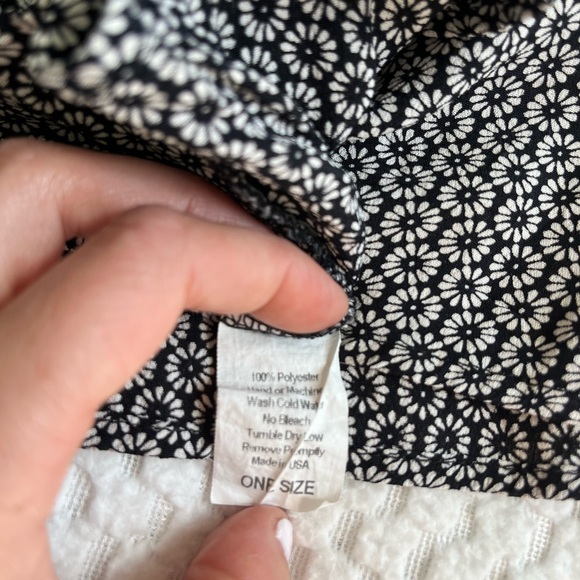 Brandy Melville - high waisted, floral, mini skirt - Picture 5 of 5